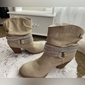 Daisy Fuentes Cream color boots size 11